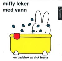Miffy leker med vann; en badebok