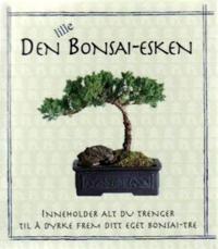 Den lille Bonsai-esken. Inneholder: 1 bok. 1 saks. 1 potte. 1 torvbrikett. Furufrø
