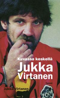 Keskellä kuvassa Jukka Virtanen