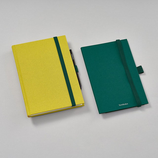 Produktbilde 1 for Oppbevaringslomme med elastisk bånd og pennholder - Patch Pocket Forest Green Semikolon