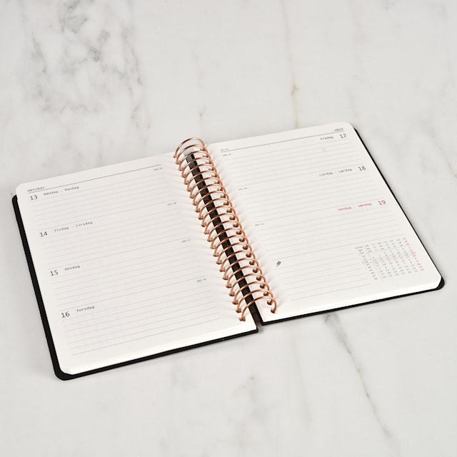 Produktbild 2 för Kalender A6 2026 Vecka Per Uppslag Black KOZO