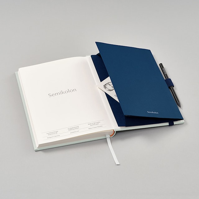 Tuotekuva 4 - Säilytystasku joustavalla nauhalla ja kynänpidikkeellä - Patch Pocket Marine Semikolon