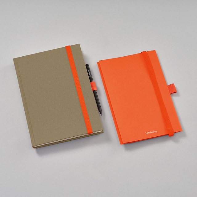 Tuotekuva 1 - Säilytystasku joustavalla nauhalla ja kynänpidikkeellä - Patch Pocket Orange Semikolon