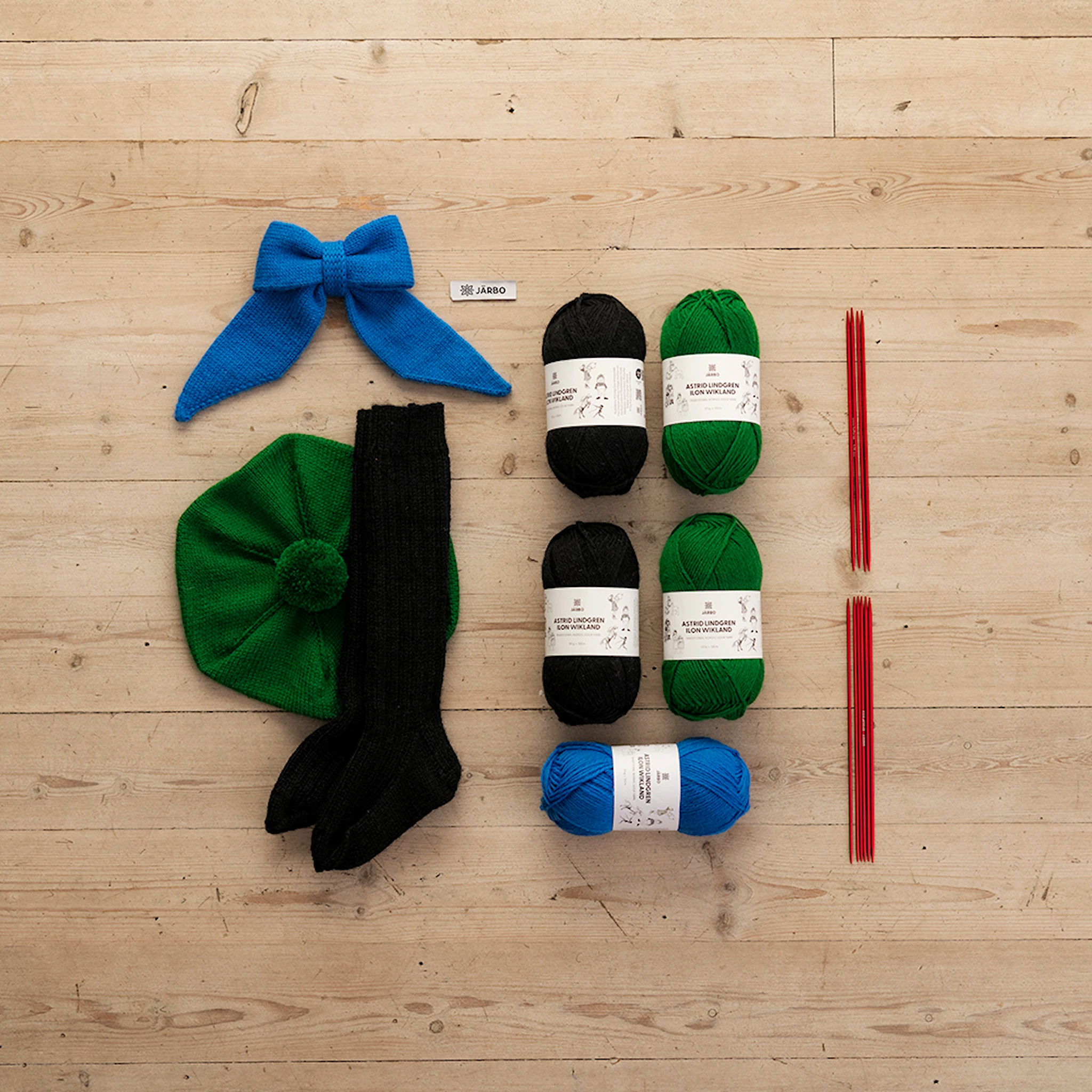 Produktbild för Astrid Lindgren Ilon Wikland stickkit Madickens accessoarer Järbo