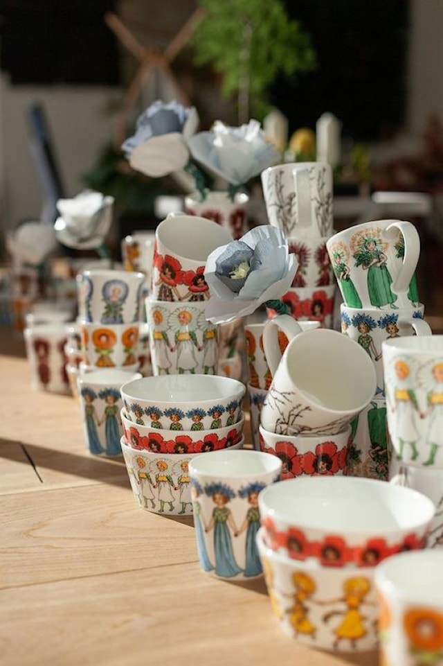 Tuotekuva 2 - Elsa Beskow Muki kahvalla Mrs Ringblomma 40 cl, Design House Stockholm