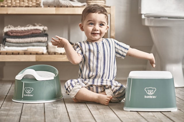 Produktbild 2 för BabyBjörn Smart Potta, Grågrön