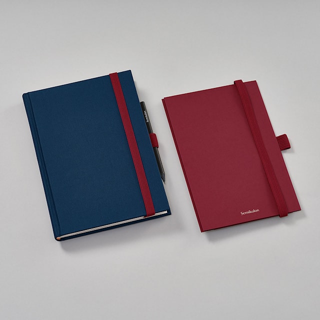 Produktbilde 1 for Oppbevaringslomme med elastisk bånd og pennholder - Patch Pocket Burgundy Semikolon