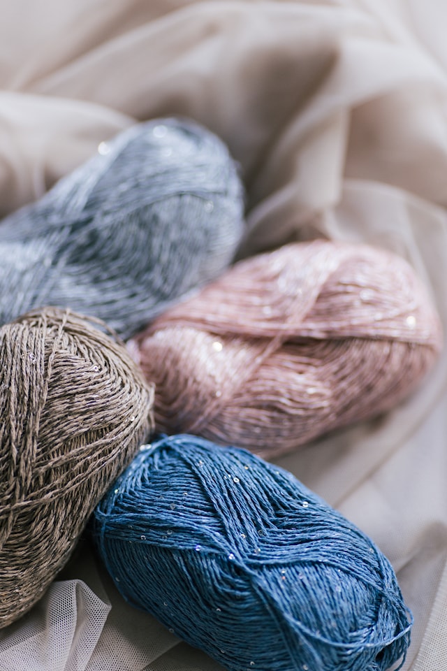 Produktbild 2 för Valo Paljettgarn50g Dimma 075 Novita