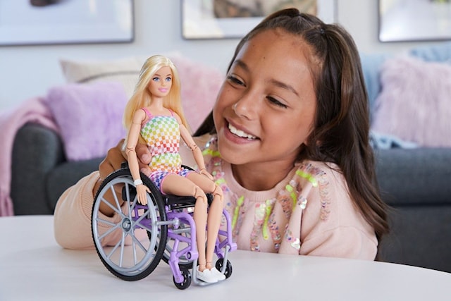 Tuotekuva 3 - Barbie Wheelchair Barbie