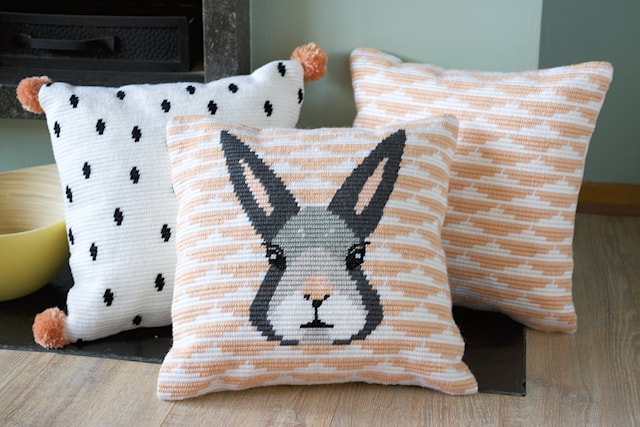 Tuotekuva 3 - Kirjontapakkaus, tyynynpäällinen, vino pitkäpisto Yvonne 40 x 40 cm Vervaco