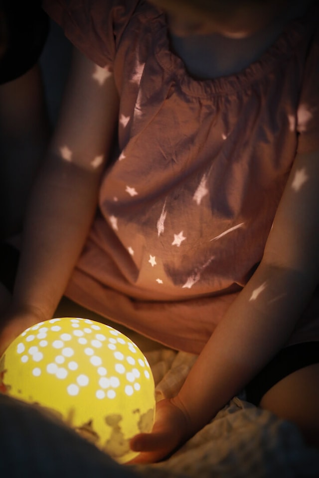 Tuotekuva 3 - Muumi Yölamppu tähtitaivaalla ja musiikilla Rätt Start