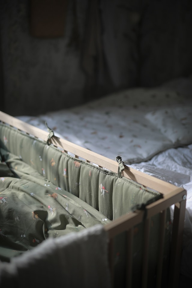 Tuotekuva 2 - Elsa Beskowin Tonttulasten Pussilakanasetti pinnasängylle vihreä Rätt Start