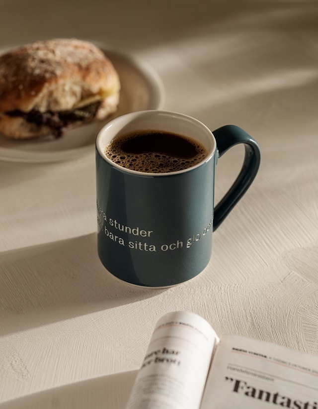 Tuotekuva 2 - Astrid Lindgren Muki, Ja niin pitää olla hetkiä Syvänsininen 35 cl, Design House Stockholm