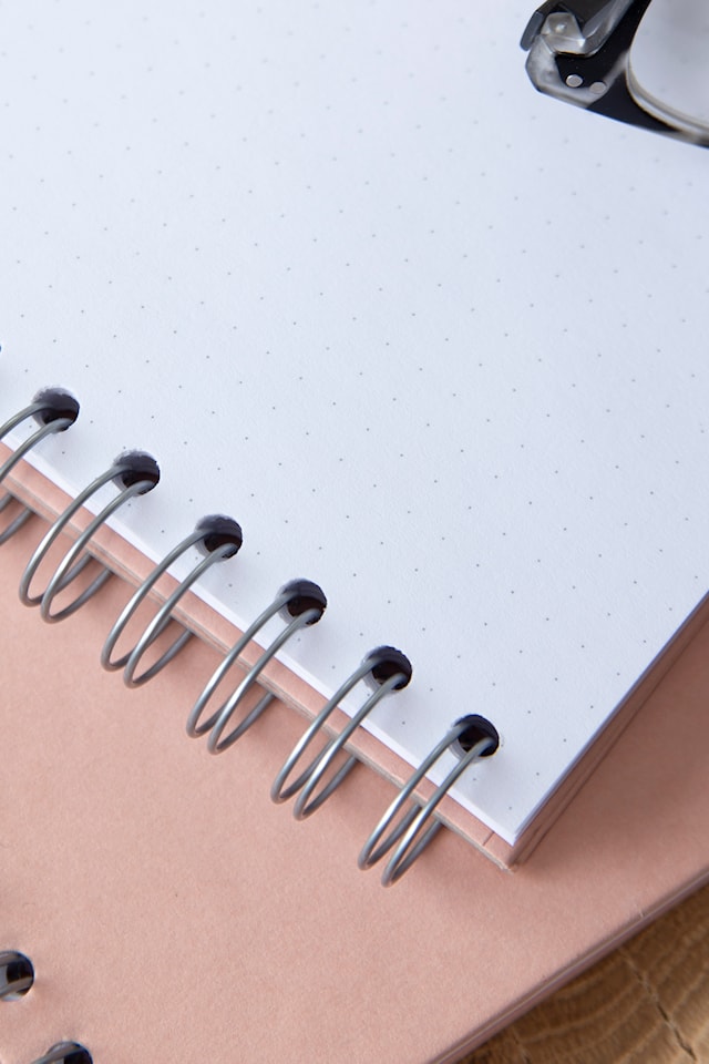 Produktbilde 6 for Notatbok A5 prikket i fargen Støvrosa med 90 sider Bigso Box of Sweden