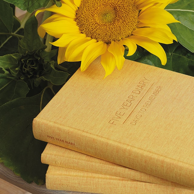 Tuotekuva 2 - Viiden vuoden päiväkirja A5 Auringonkukka Paperstyle