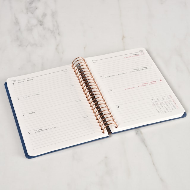 Produktbilde 2 for KOZO Kalender 2026 A6 Uke per opslag Navy