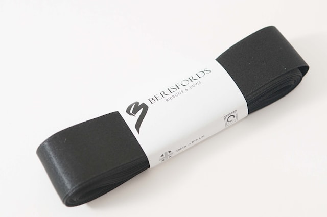 Svart Satinband 25mm x 5 meter
