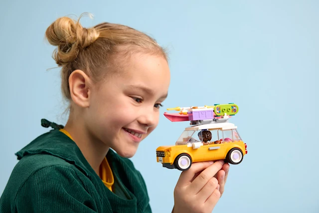 Tuotekuva 3 - Ystävysten hyvin varusteltu matka-auto LEGO® Friends (42659)