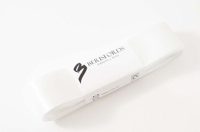 Vitt Satinband 25mm x 5 metert