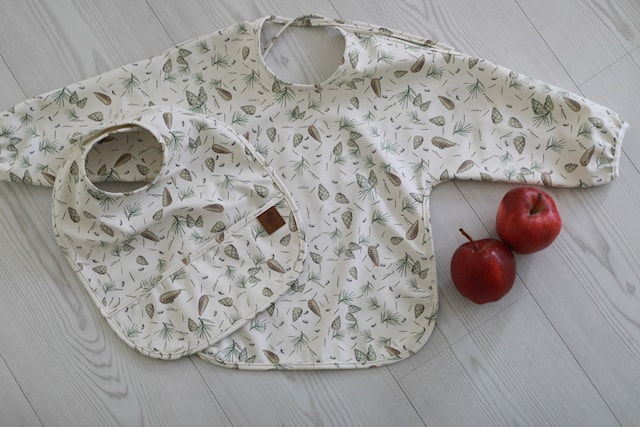 Produktbild 2 för Elsa Beskow Tomtebobarnen Haklapp med ärm Rätt Start