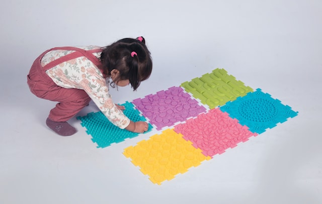 Tuotekuva 2 - Taktiiliset Lattialaatat 6-pack 25x25 cm MyPauze