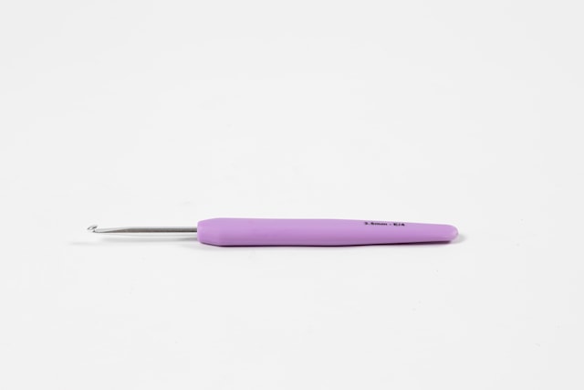 Tuotekuva 2 - Virkkuukoukku, nro 3,5, Pit. 13,3 cm, koko 3,5 mm, vaaleanvioletti, 1 kpl