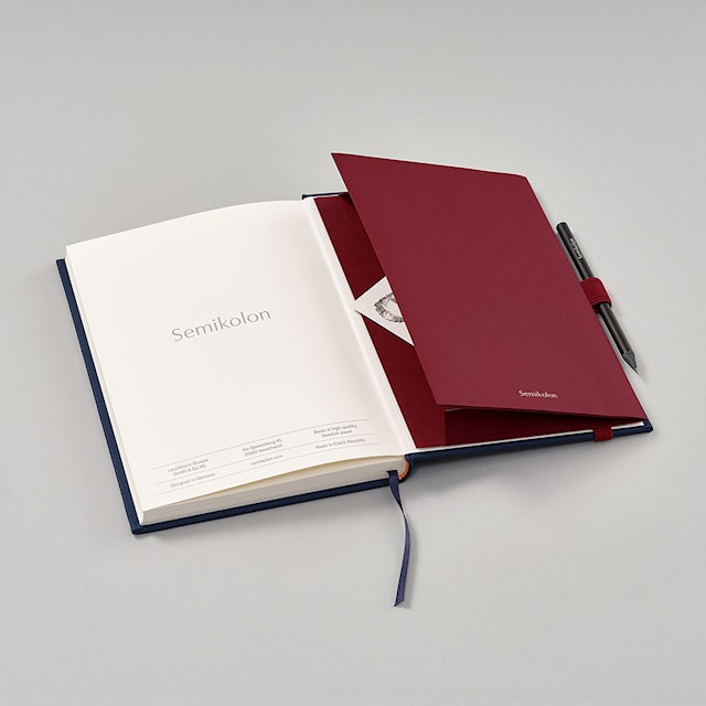 Produktbilde 4 for Oppbevaringslomme med elastisk bånd og pennholder - Patch Pocket Burgundy Semikolon