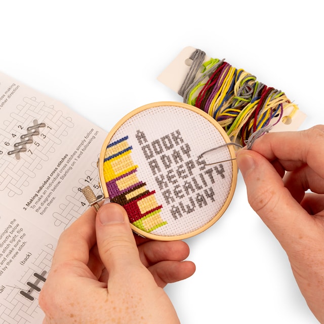 Produktbild 2 för Broderikit Mini Korsstygn En Bok Om Dagen Kikkerland