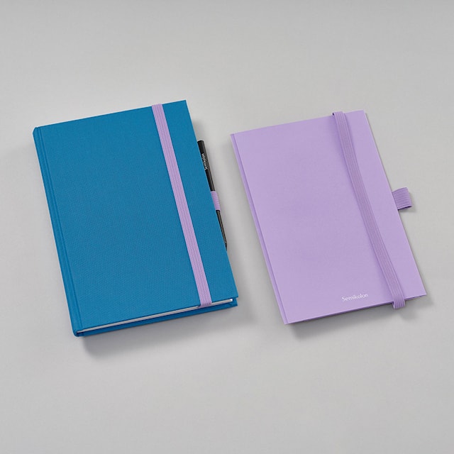 Produktbilde 1 for Oppbevaringslomme med elastisk bånd og pennholder - Patch Pocket Lilac Silk Semikolon