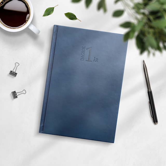 Produktbild 3 för Kalender 2026 1-årsdagbok Blått konstläder Burde