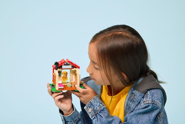 Tuotekuva 3 - Goldie kodikkaassa talossaan LEGO® Animal Crossing (77058)