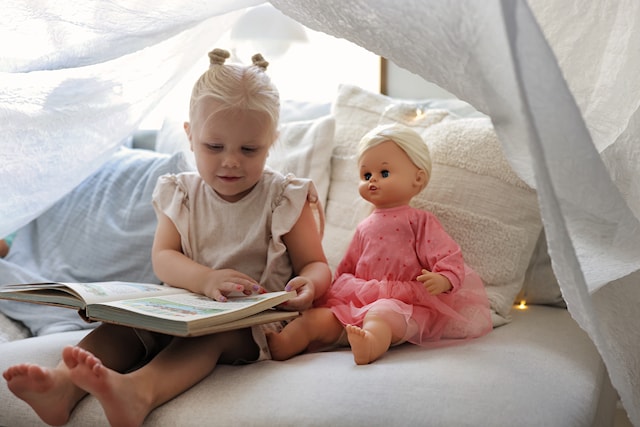 Produktbild 3 för Skrållan Docka Ljust Hår 45 cm Micki