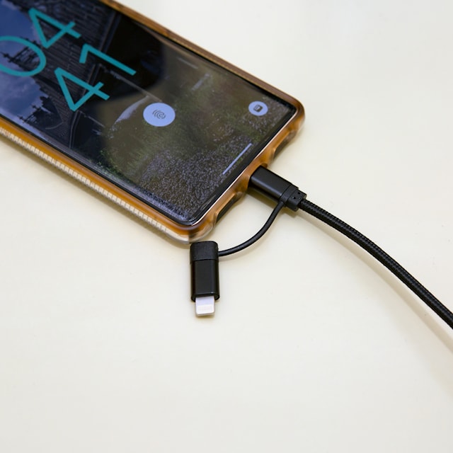 Produktbild 2 för 2 in 1 Phone Cable Kikkerland