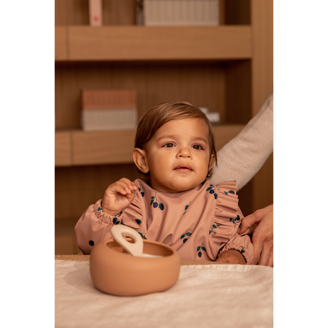 Produktbild 2 för Merle Ruffle Haklapp med Ärm Berry/Pale Tuscany Liewood