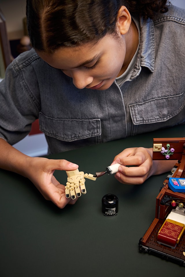 Produktbild 3 för LEGO Wednesday – Thing’s Apartment (76785)