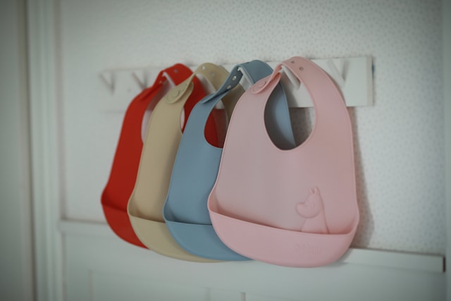 Produktbild 2 för Mumin Silikon Haklapp Rosehip Pink Rätt Start