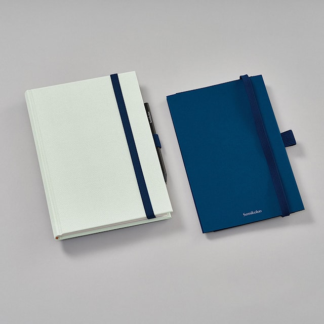 Produktbilde 1 for Oppbevaringslomme med elastisk bånd og pennholder - Patch Pocket Marine Semikolon