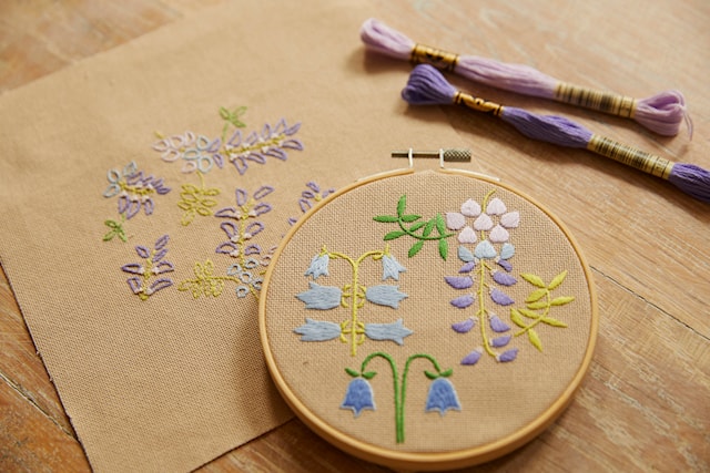 Produktbilde 2 for Broderisett med 2 vårtema fra DMC Mindfulness