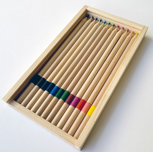 Produktbild 2 för Färgpennor i Träpennskrin 12 färger William Morris Modern Marigold Rosa