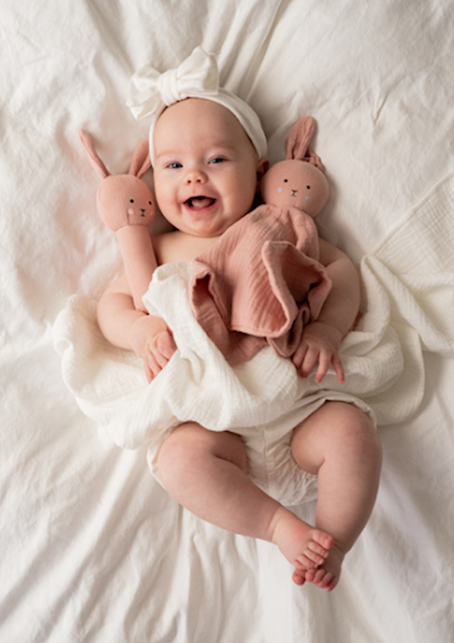 Produktbild 2 för Babypresent Bunny Skallra och Snuttefilt Rosa Jabadabado