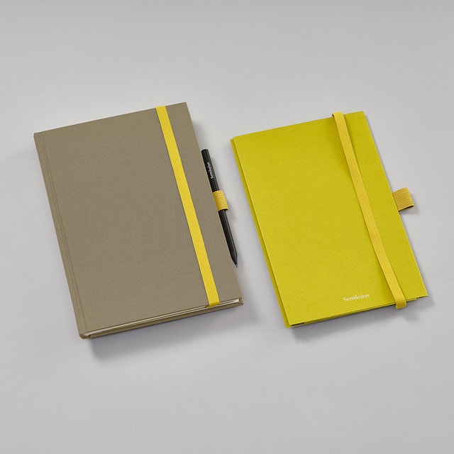 Produktbilde 1 for Oppbevaringslomme med elastisk bånd og pennholder - Patch Pocket Matcha Semikolon