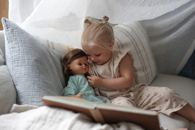 Produktbild 2 för Skrållan Docka Mörkt Hår 45 cm Micki