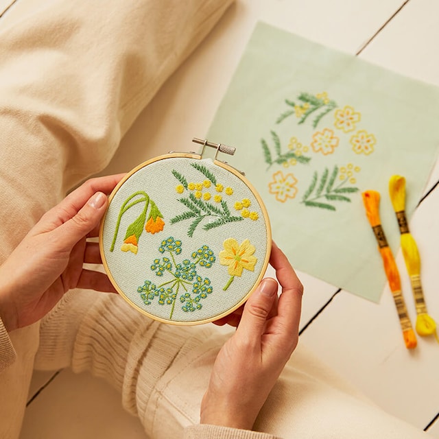 Produktbild 4 för Broderikit med 2 blomstermotiv DMC Mindfulness
