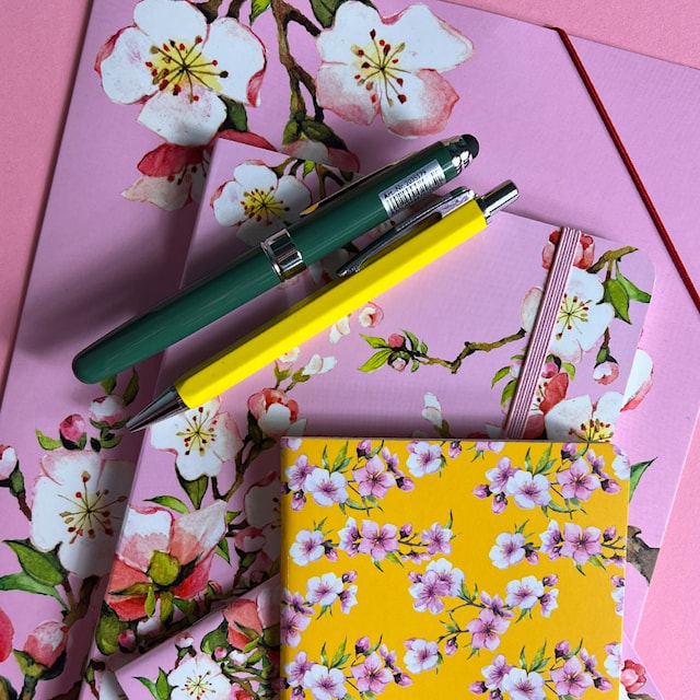 Tuotekuva 2 - Vihko A6 Ruudullinen Cherry Blossom Yellow 64 sivua Cedon