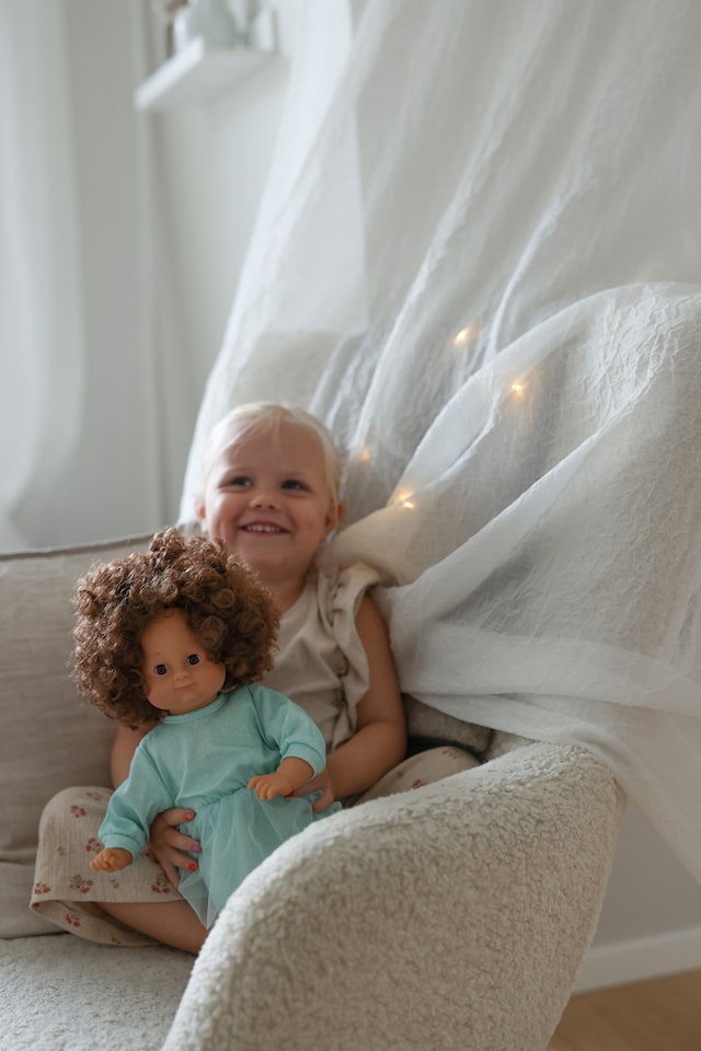 Tuotekuva 2 - Lillan Nukke Tummat Hiukset 36 cm Micki