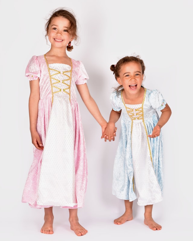 Tuotekuva 2 - Prinsessamekko Naamiaisasu Pinkki Sametti 122-128 cm Den Goda Fen