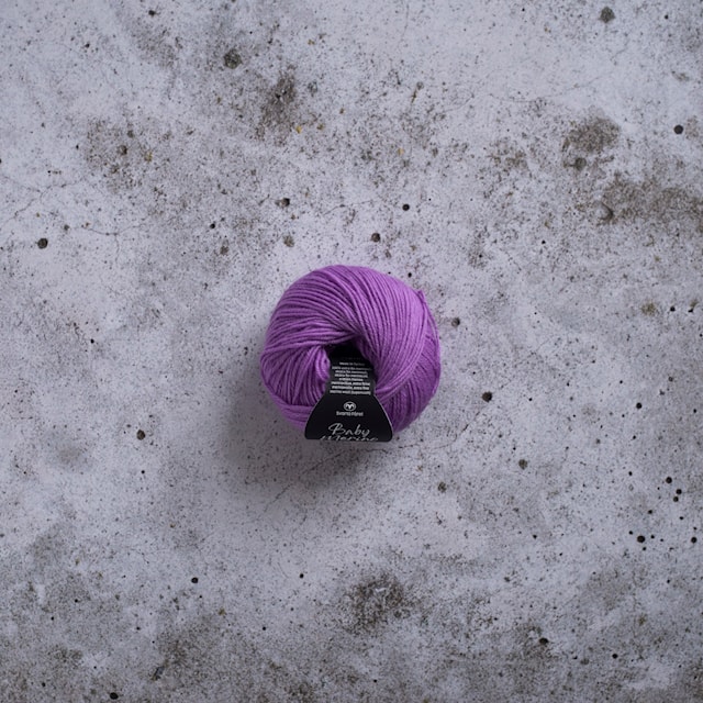 Baby Merino Villalanka 25 g Keskiliila Svarta Fåret