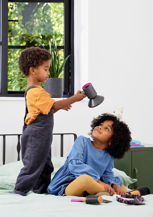 Tuotekuva 8 - Casdon Dyson -Hiusmuotoiluleikkisetti 5 Osaa