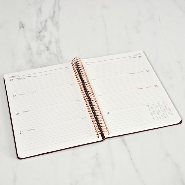 Produktbilde 2 for KOZO Kalender 2026 A5 Uke per opslag Coffee