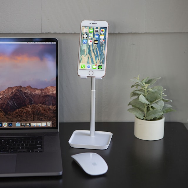 Tuotekuva 2 - The Perfect Phone Stand, White